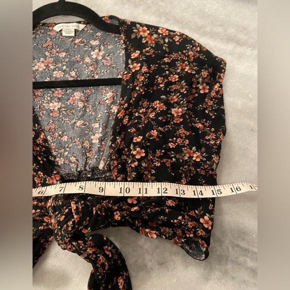 American Eagle Size S Black Floral Cap Sleeve Front Tie Smocked Waist Crop Top - Picture 7 of 11